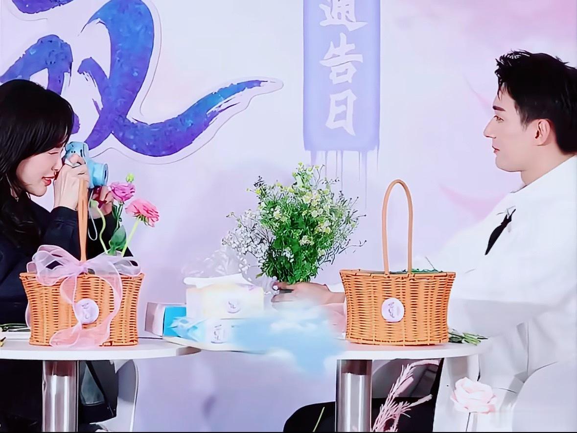 刘学义和唐嫣插花愣是做成了手捧花说实话真被刘学义给帅到了！一身白西装干净利落，气