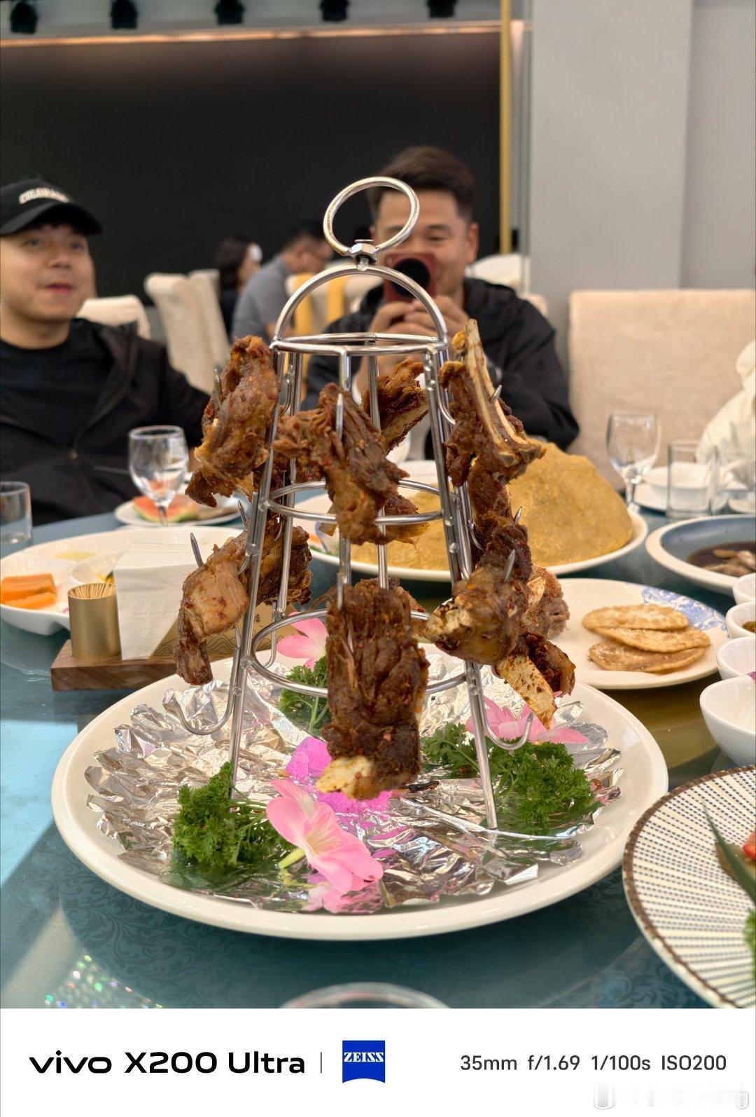 来西北怎么能不品尝特色呢图一烤羊排、图二是炖羊肉、图3驼掌[doge]有一说一，
