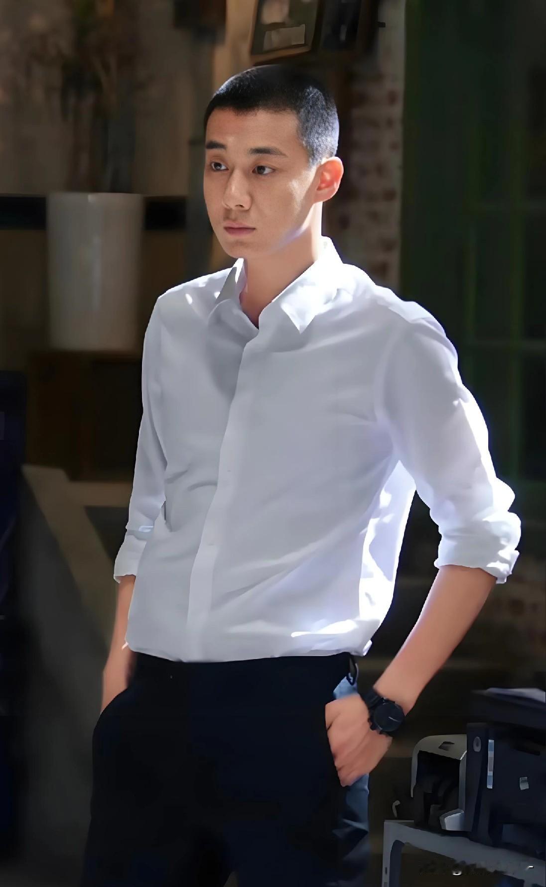 大家有没有觉得，就是演顾远这演员高至霆，在电视剧《看得见风景的窗》里给人