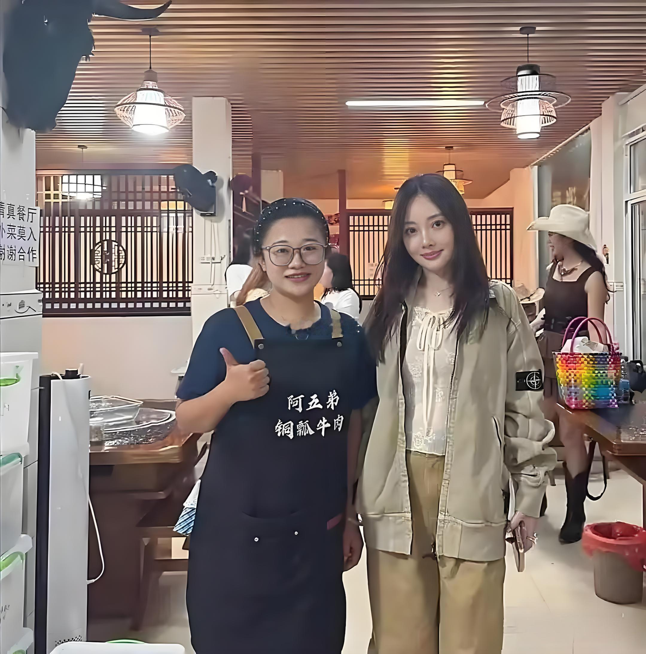 44岁李小璐在云南餐馆被偶遇，看着可年轻了，皮肤很好，身材苗条，少女感爆棚