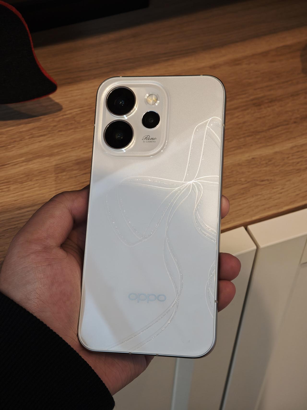 吐槽下opporeno15好多人都说reno15这个蝴蝶结不好看，感觉大家