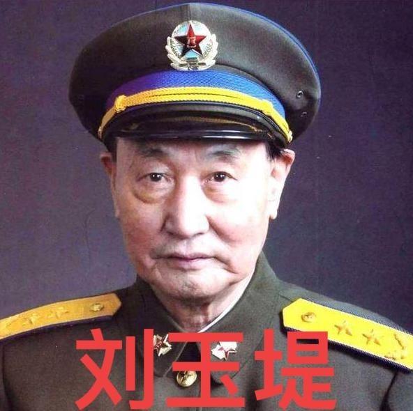 1951年，志愿军飞行员刘玉堤在返航途中，无意间发现，自己身下竟有一群黑压压的敌