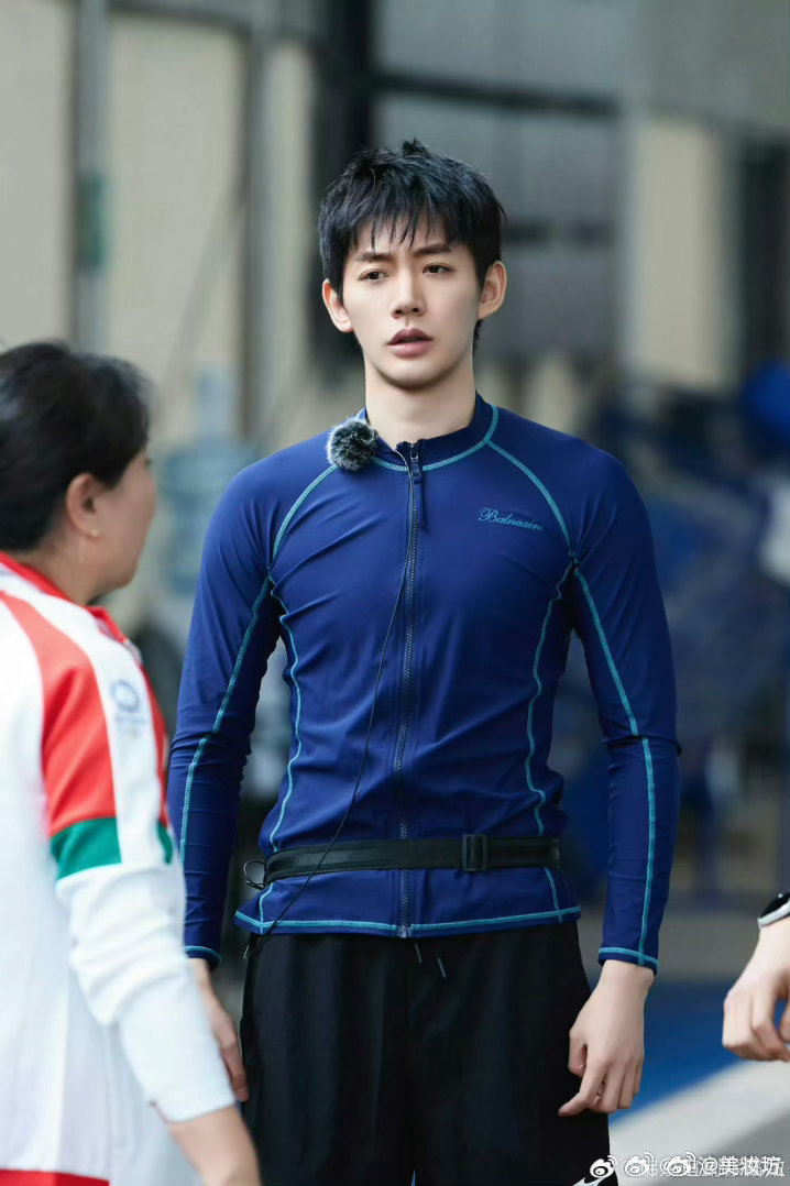 #吴君如左手王星越右手邓为##花儿与少年#花儿与少年温馨时刻，王星越、邓为陪在吴君如身旁，一声声小如