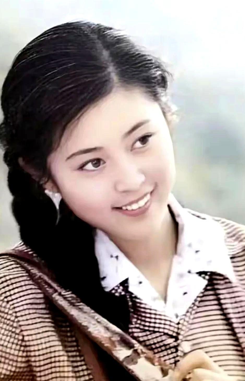 春晚那会儿，钟表停了，全场都懵了。倪萍一抬手，擦了把泪，说：“时间多停一秒，是