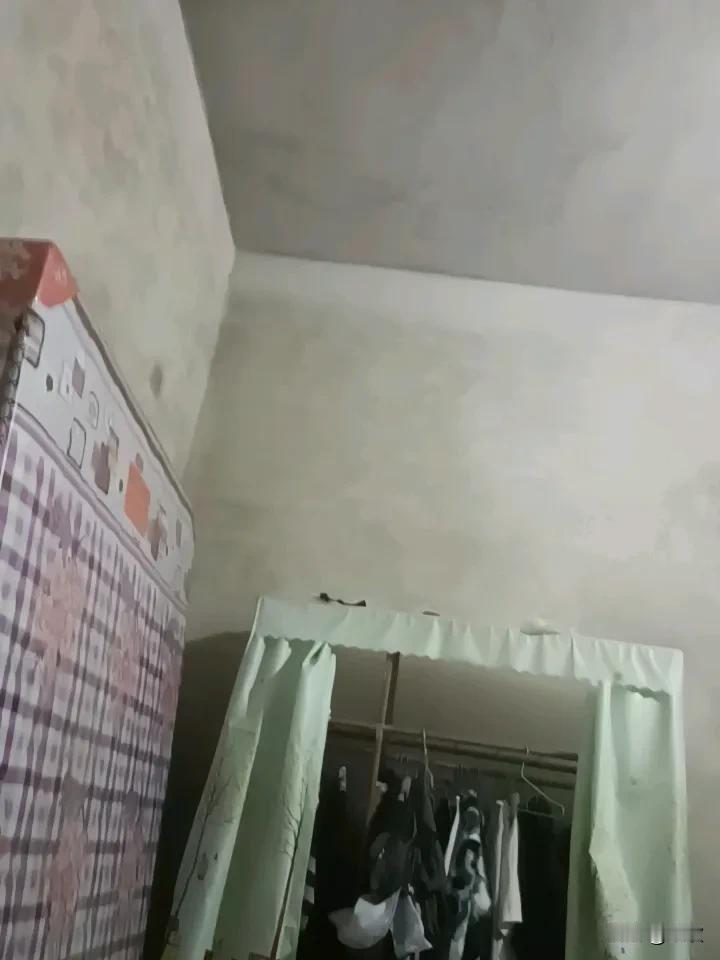 家徒四壁这词，以前只在书里看到，觉得挺夸张，直到见识了朋友的出租屋。那屋子小得