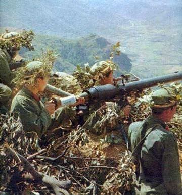 1984年，22岁的士兵陈洪远在老山地区迷路后，误入一个山洞。黑暗中，他发现洞内