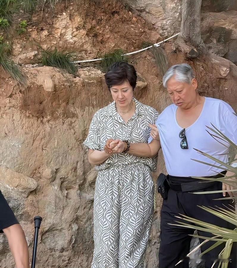 趁年轻一定得爱惜身体啊。76岁的洪金宝最近和老婆高丽虹在湖北恩施旅游时被偶遇，他