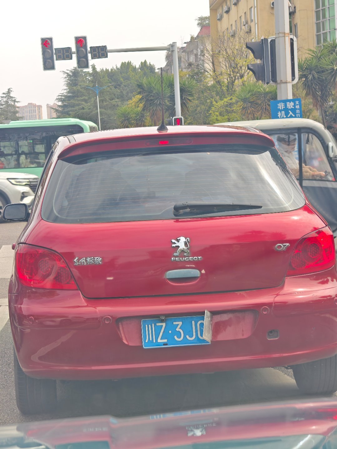 这哥们是不是乱停乱放了，这是被人家掰车牌了