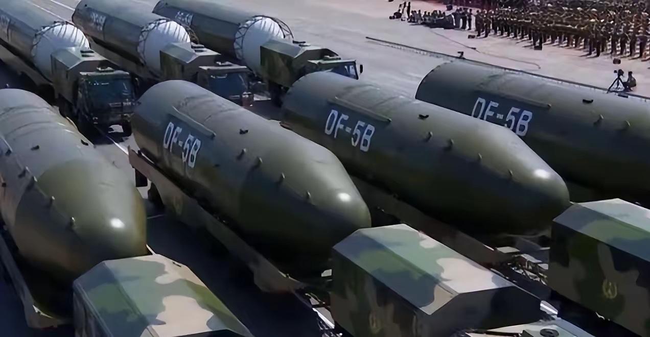 美国现在敢动中国吗？美国压根不敢对中国动武，军事上没把握赢，这点他们心里门儿