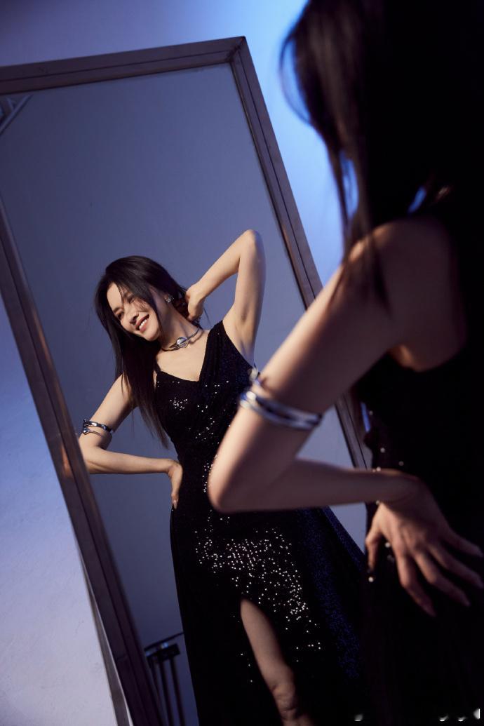 徐洁儿黑裙完全是女王级别徐洁儿黑天鹅深V裙徐洁儿黑天鹅深V裙完全是女王级别，搭