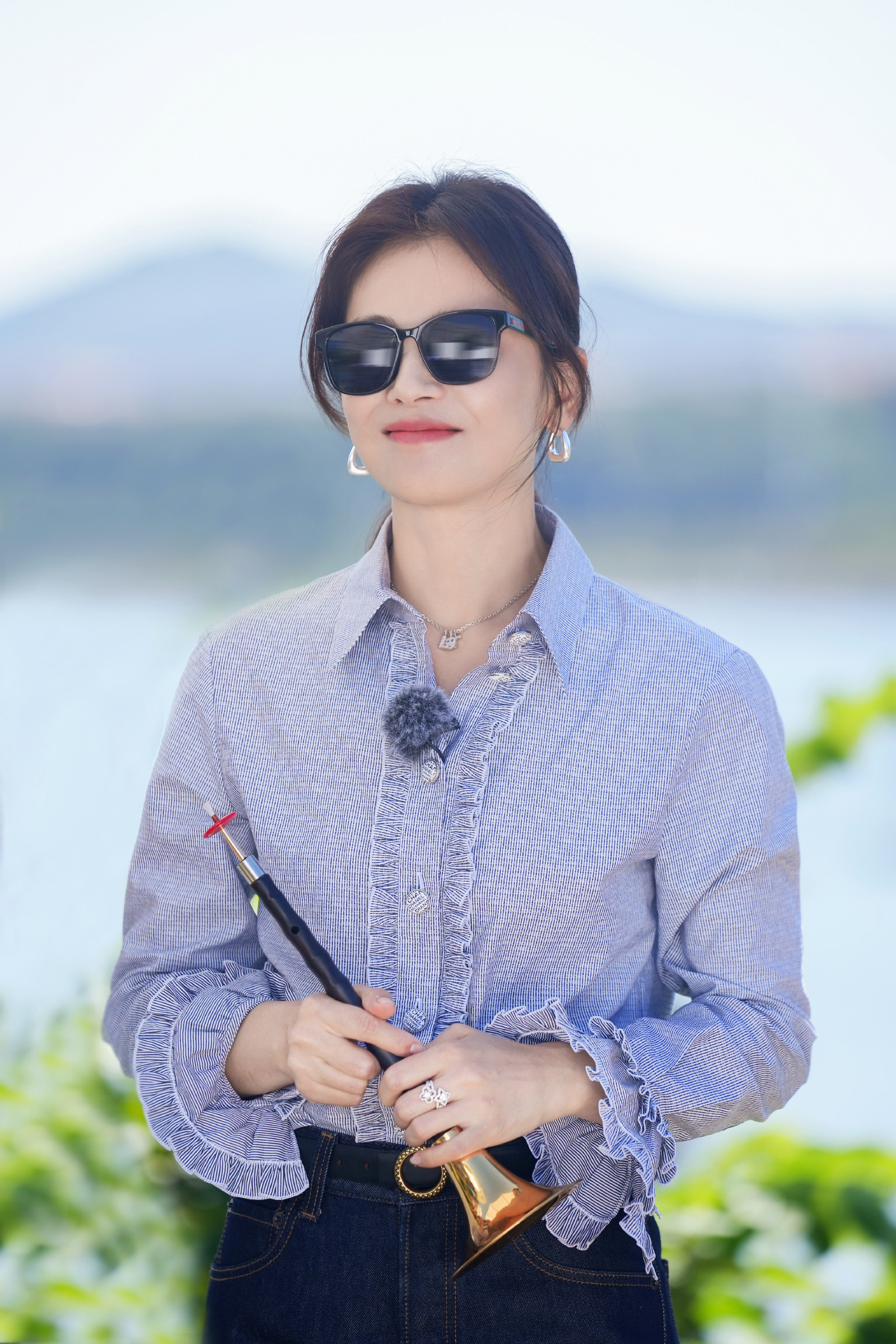 刘涛，长发墨镜，有点酷有点美。刘涛