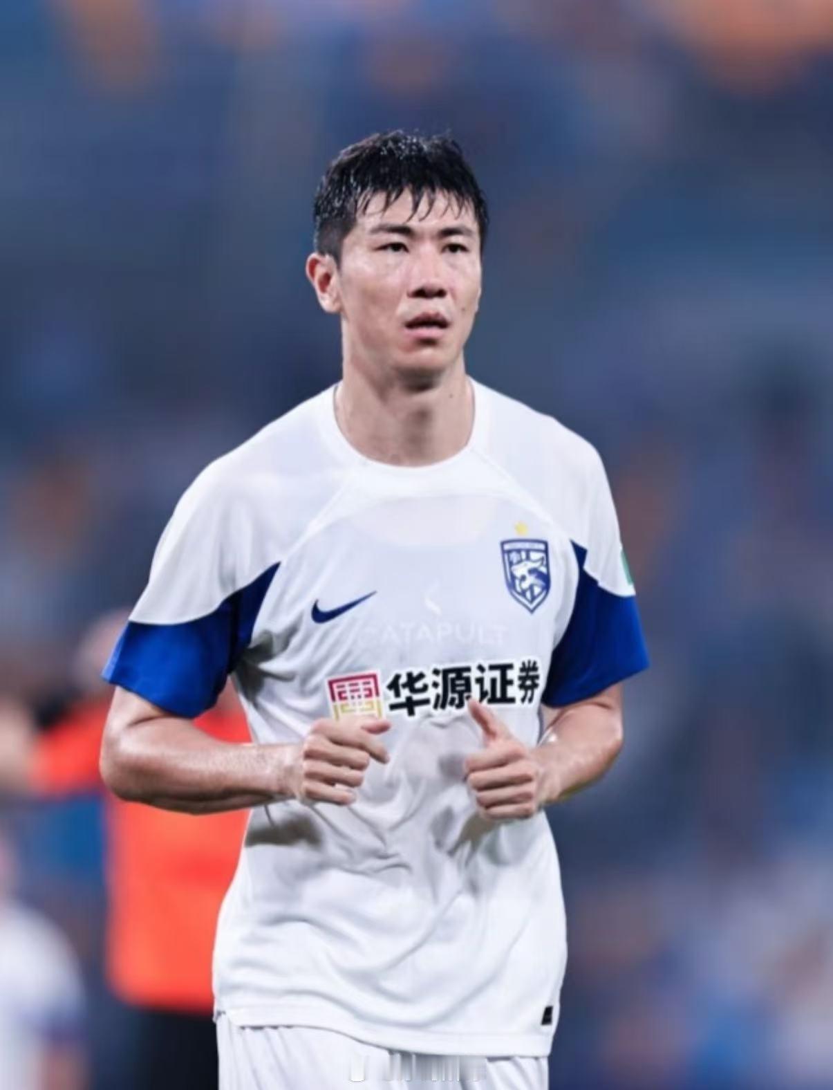 武汉三镇官宣与中卫刘奕鸣完成续约，这位津门足坛出身的功勋球员是球队2022赛季中