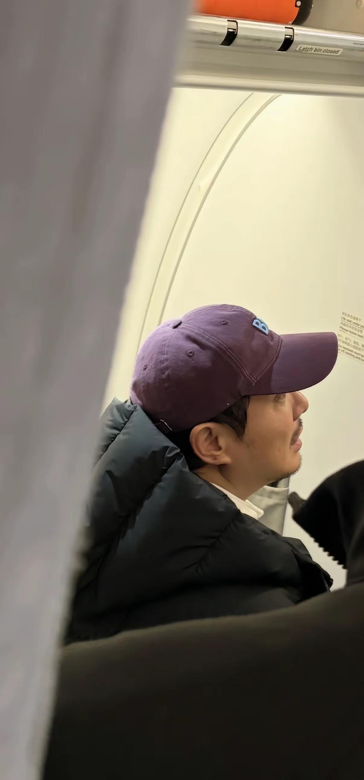 近日，有位网友在飞机上偶遇沈腾和尹正，从沈阳飞往成都。沈腾正忙着给新电影《飞