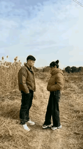 心急吃不了热豆腐一片荒草地上一对男女初次见面男生瞅着女生就像猫看