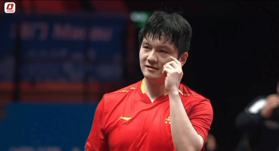 破案了！樊振东夺冠后的的庆祝动作一共有3个意思樊振东在决赛击败林诗栋后，做出