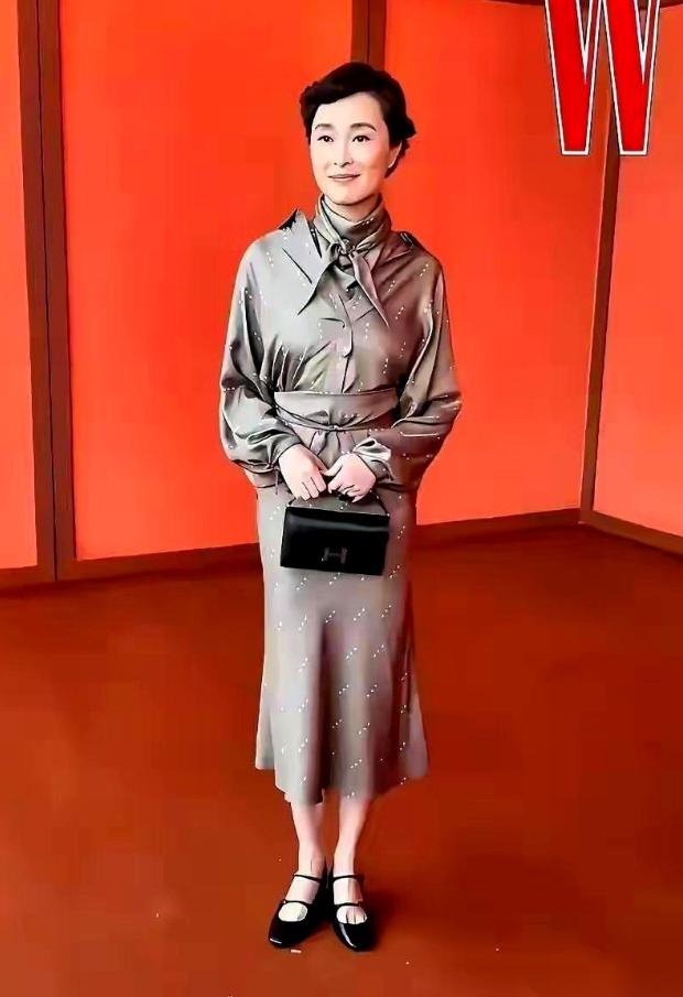 53岁吴越穿了一身爱马仕，评论区没夸她有钱，反倒替她急上了有人嫌那身衣服穿在