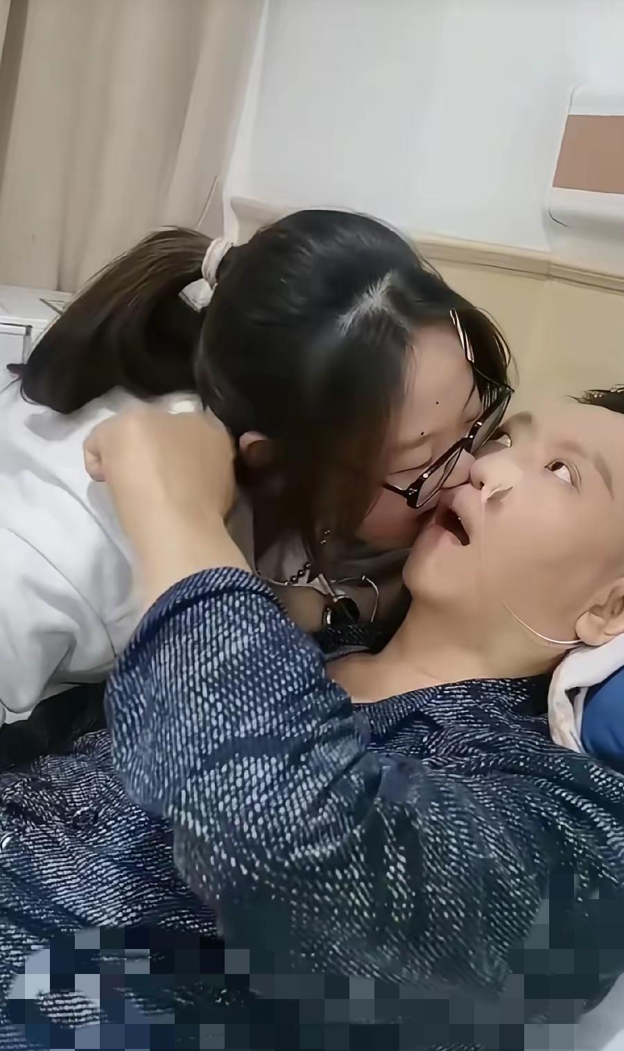 女孩对着病床上的爸爸又咬又拽，这“折腾”样儿，全网看哭了！无锡医院里，爸爸