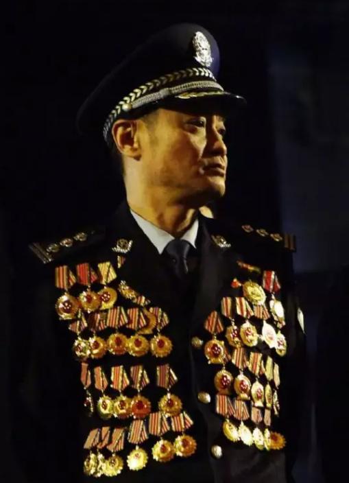 1998年，警官程鹏正在兰州火车站大厅巡逻，他见一男子行为可疑就上前盘问。谁知，