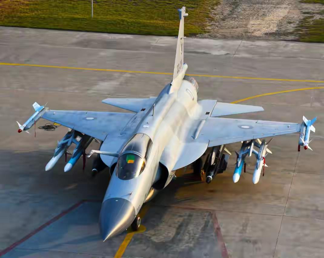 俄:小巴恭喜你发财啊巴:这话怎么说啊俄:你家枭龙都爆单了巴:这还得托阵风