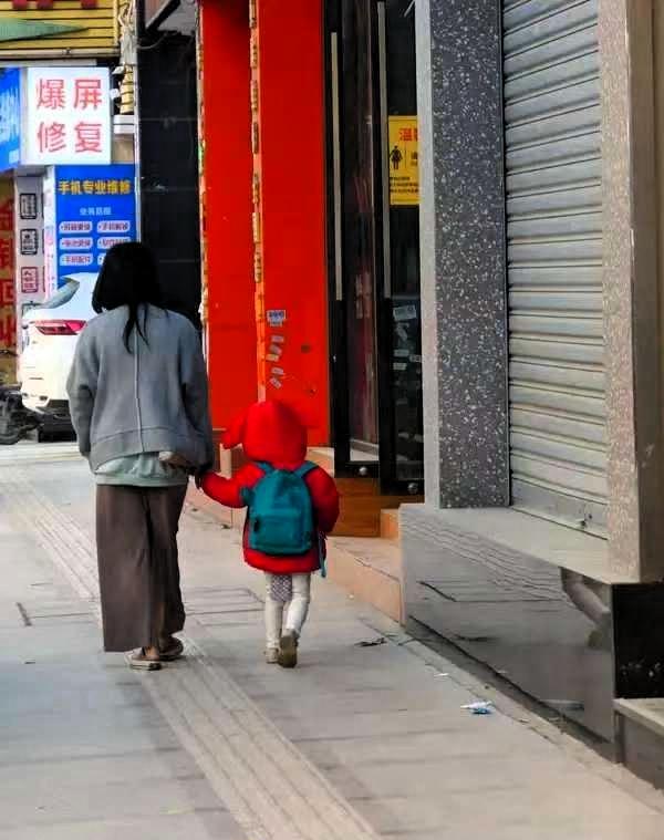 重庆一女子失恋后买醉，与陌生男子发生关系，7天后女子拉黑男子，8年后女子独自抚养