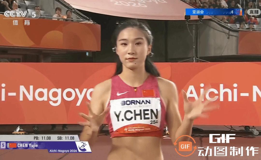“拉弓射利箭”……小孩姐的亮相动作怎么样？被称为“小孩姐”的陈妤颉才17岁，首