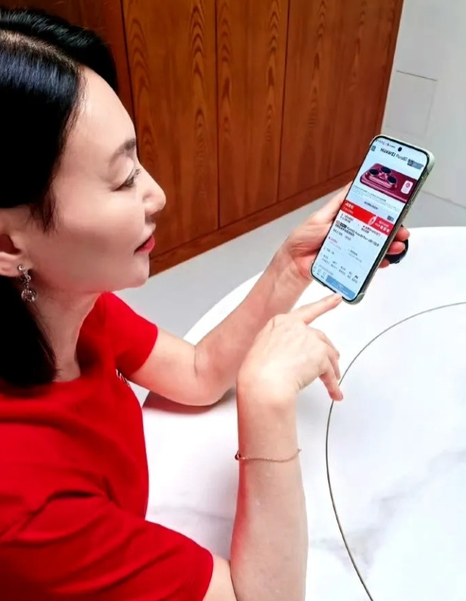 惠英红怎么都没想到，自己获大品牌代言，契机竟是名字。美团、饿了么玩梗后，网友提议