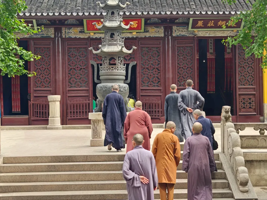 僧袍颜色不同在不同佛教传统和地区有不同含义，以下是一些常见的情况：-黄色