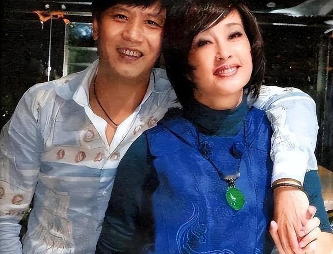 刘晓庆前夫阿峰的下场，简直是所有高攀男人的终极警示。当年，他为了刘晓庆抛妻弃子