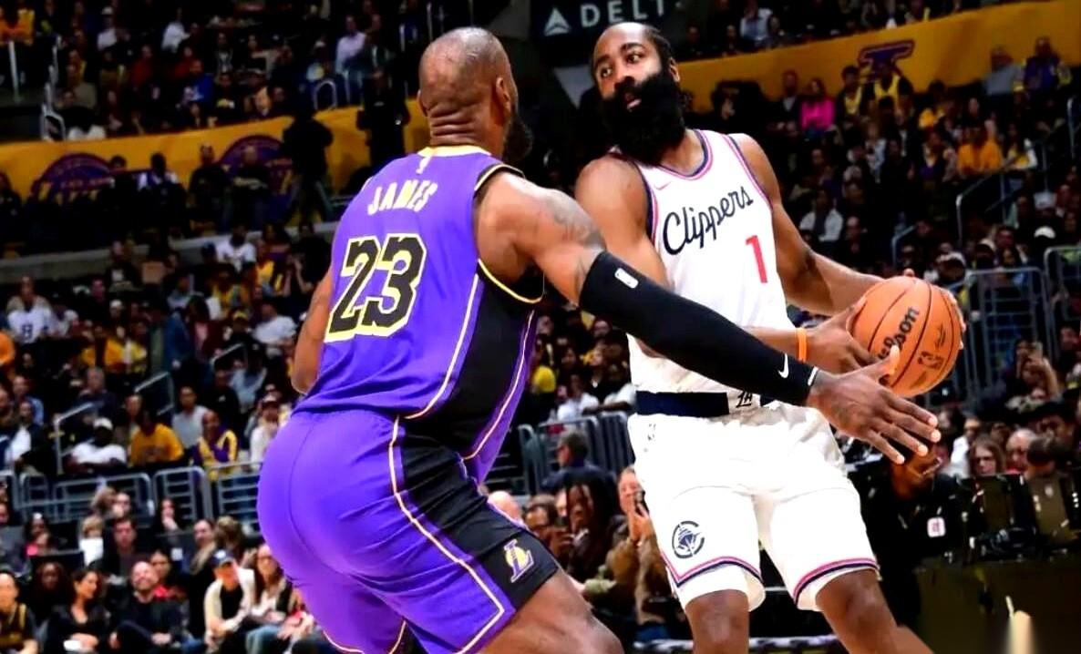 洛杉矶德比开打前，快船的战术板，据说就三条，每一条都往湖人最疼的地方扎。第一刀