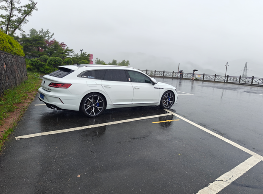 端午自驾去了安吉天荒坪天池和长谷洞天。虽然下雨但是山里独有的云雾缭绕的感觉就是我