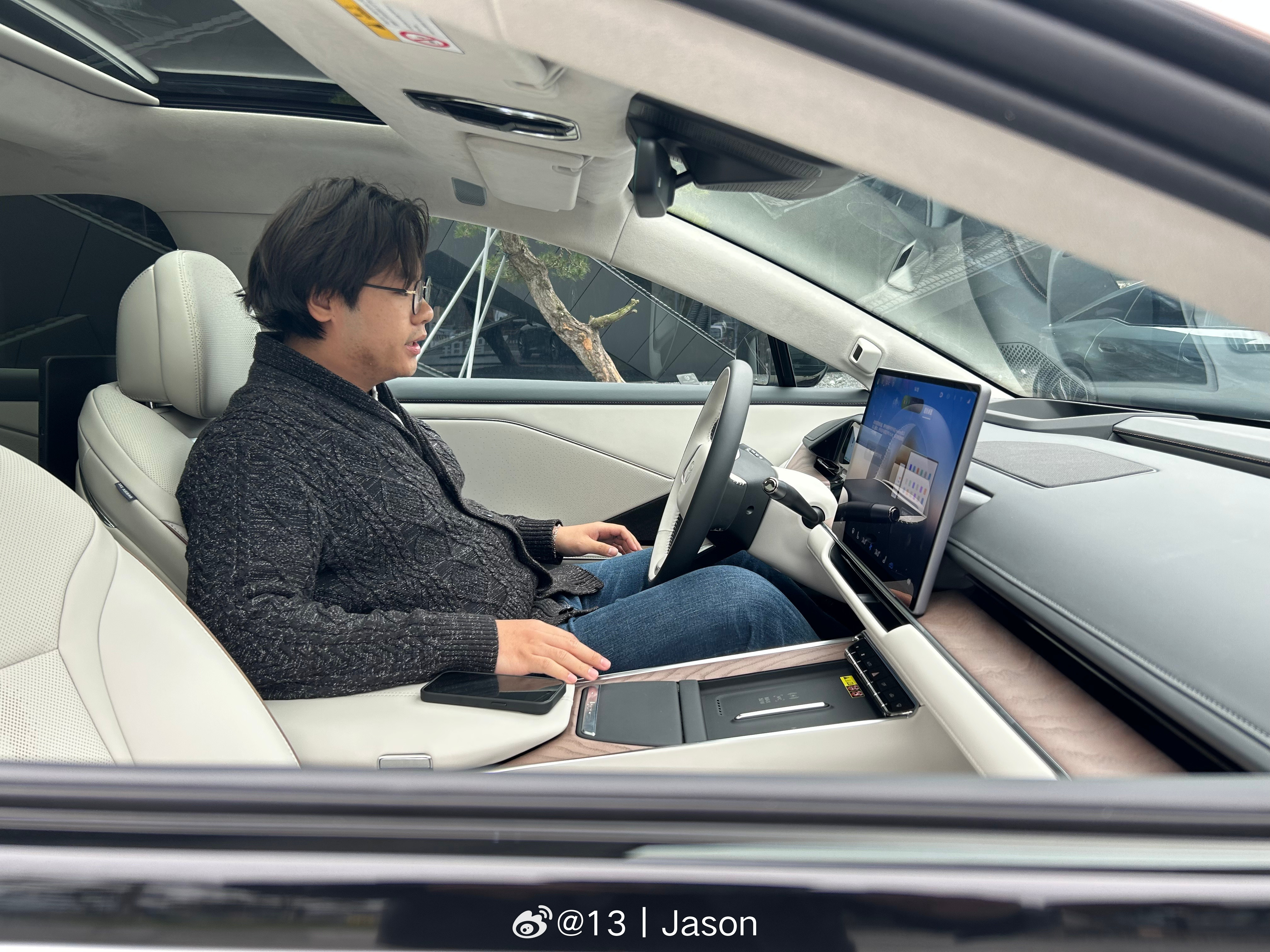 当所有人都在20万级的纯电轿车里疯狂卷参数时，真正的「高级感」去哪了？最近开