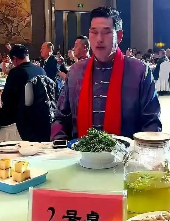 商演活动刚落下帷幕，主办方全程没打一句招呼，直接把朱之文分到了二号餐桌，一桌人他