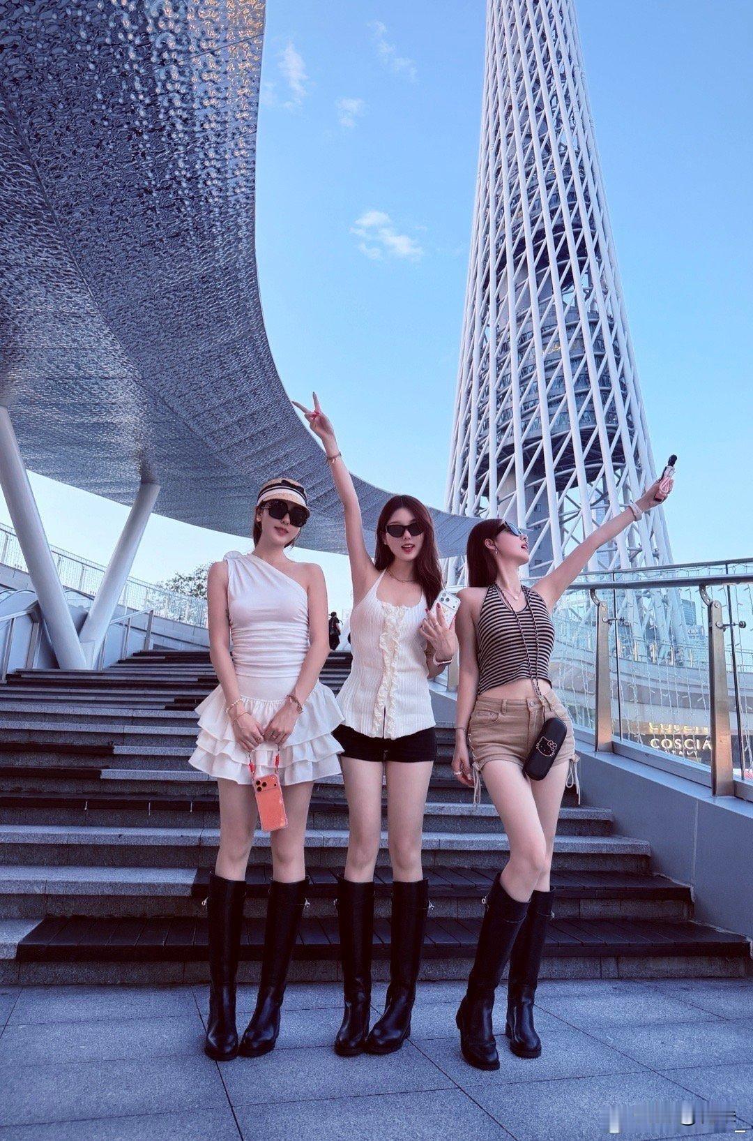 好美呀！这是何处的景点呢？三位美女着实深谙拍照之道。蓝天、美女、高楼，令人赏