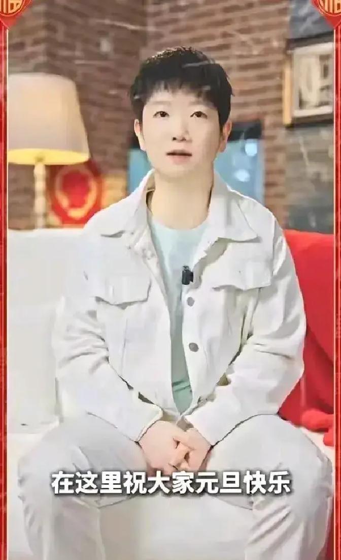 1月2日才发新年视频，孙颖莎卡点真狠。白外套配浅绿T，镜头里她笑得像没伤过