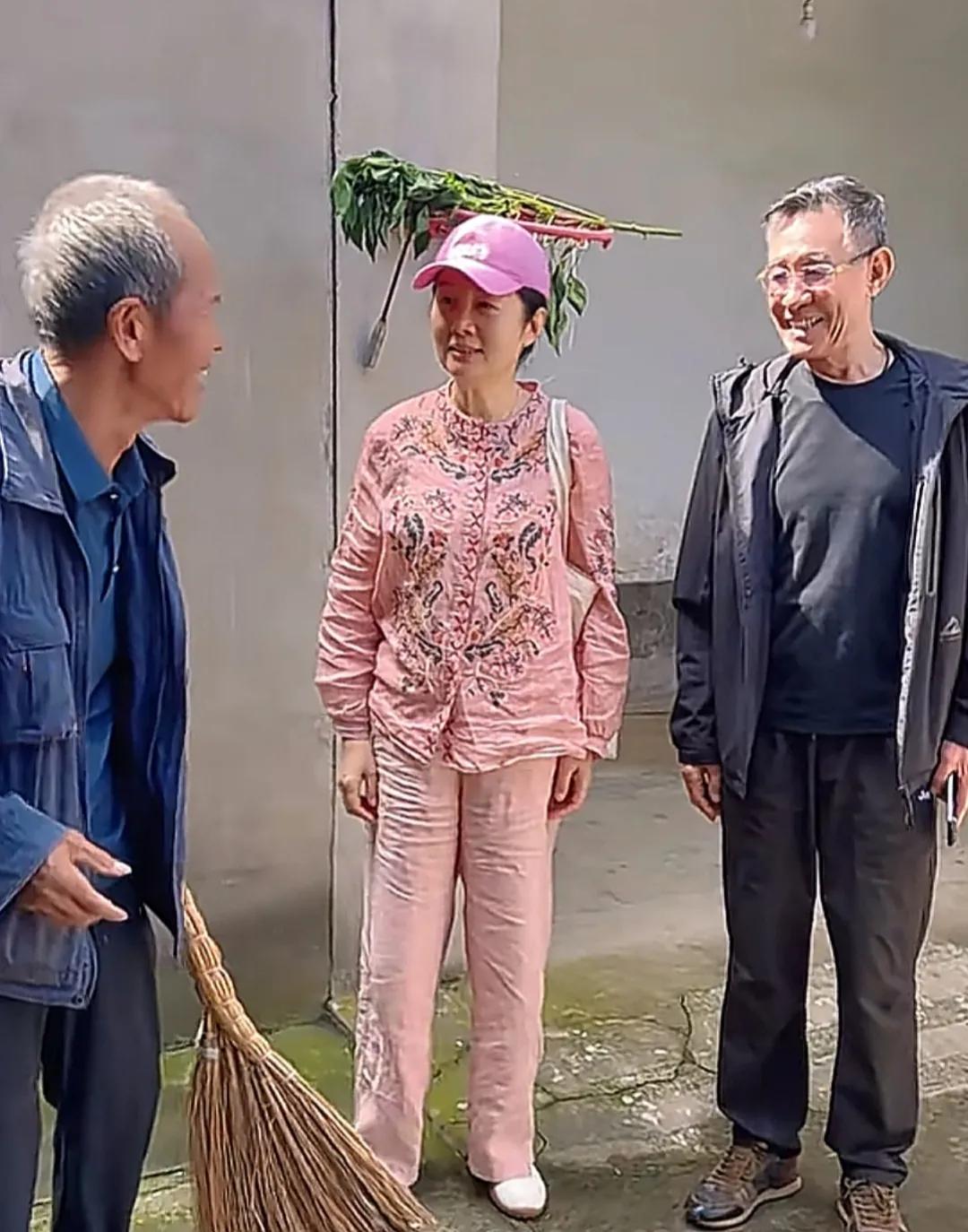 71岁杜志国携三婚妻子郑卫莉回河北邢台老家！与乡亲们地里摘花生好接地气，儿子杜淳