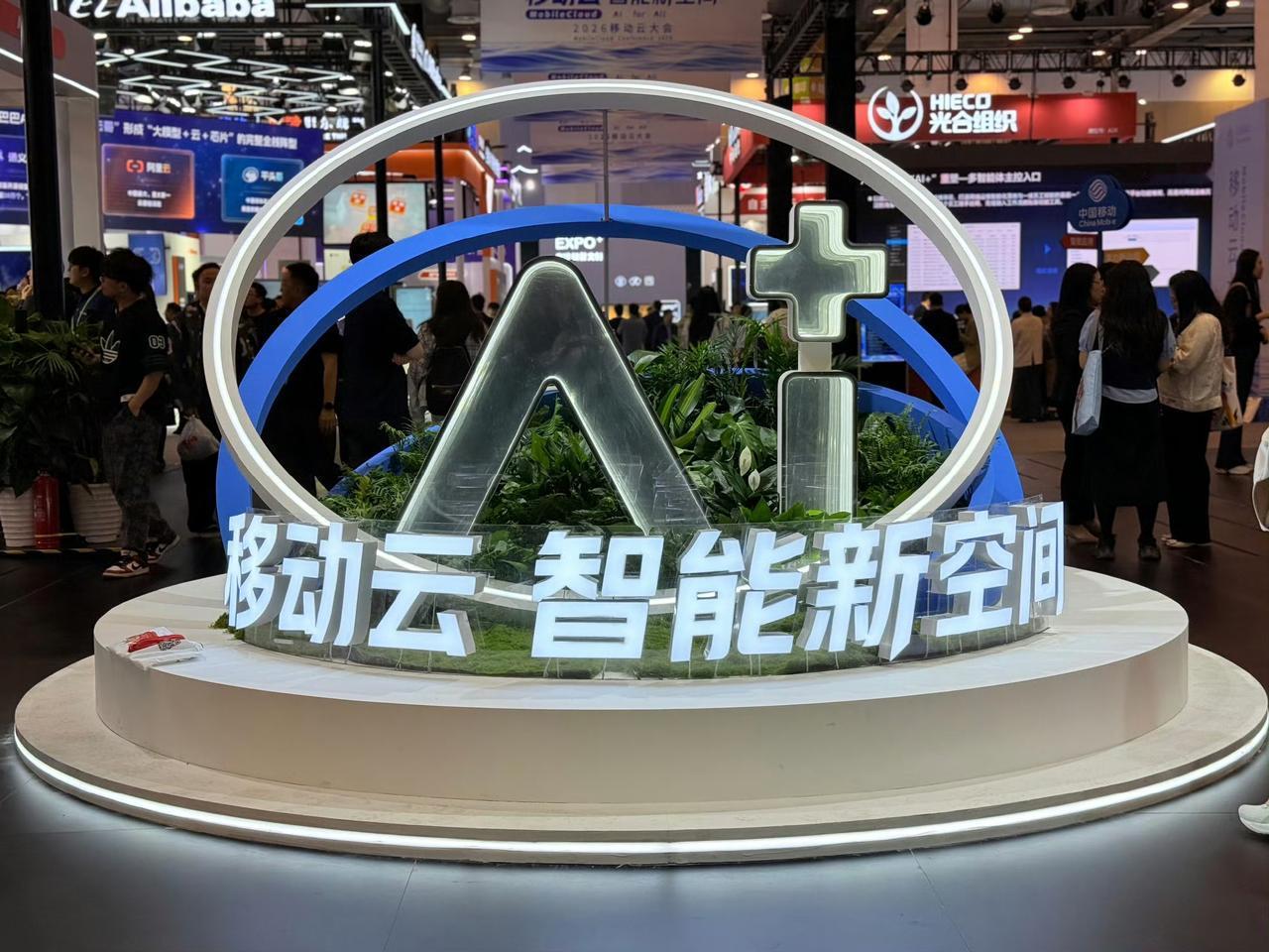 中国AI云服务巨头:​1.‌阿里云：35.8%（Omdia数据），生成式AI领
