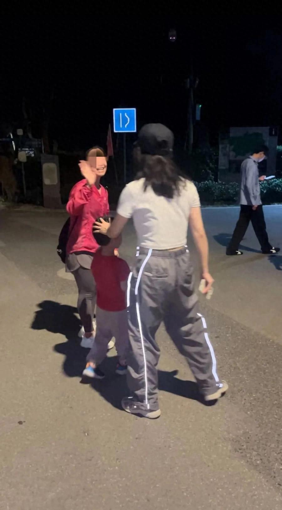 心是真大！广东广州，一女子带着5岁的儿子小元到火炉山徒步，孩子因体力不支不愿再爬