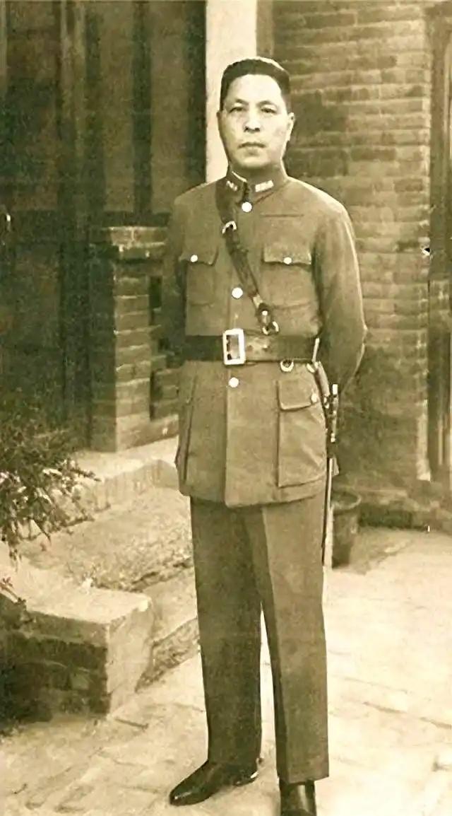 1947年11月，解放军给郏县的国军中将武庭麟送去劝降信，武庭麟下令将送信人杀掉