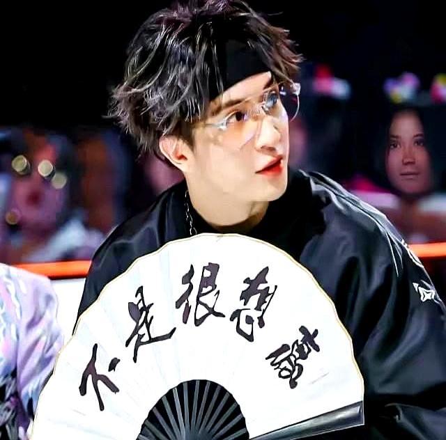 李雨桐在那边哭得撕心裂肺，谢娜为了护夫直接下场开撕，全网都在等薛之谦跪下求饶。结