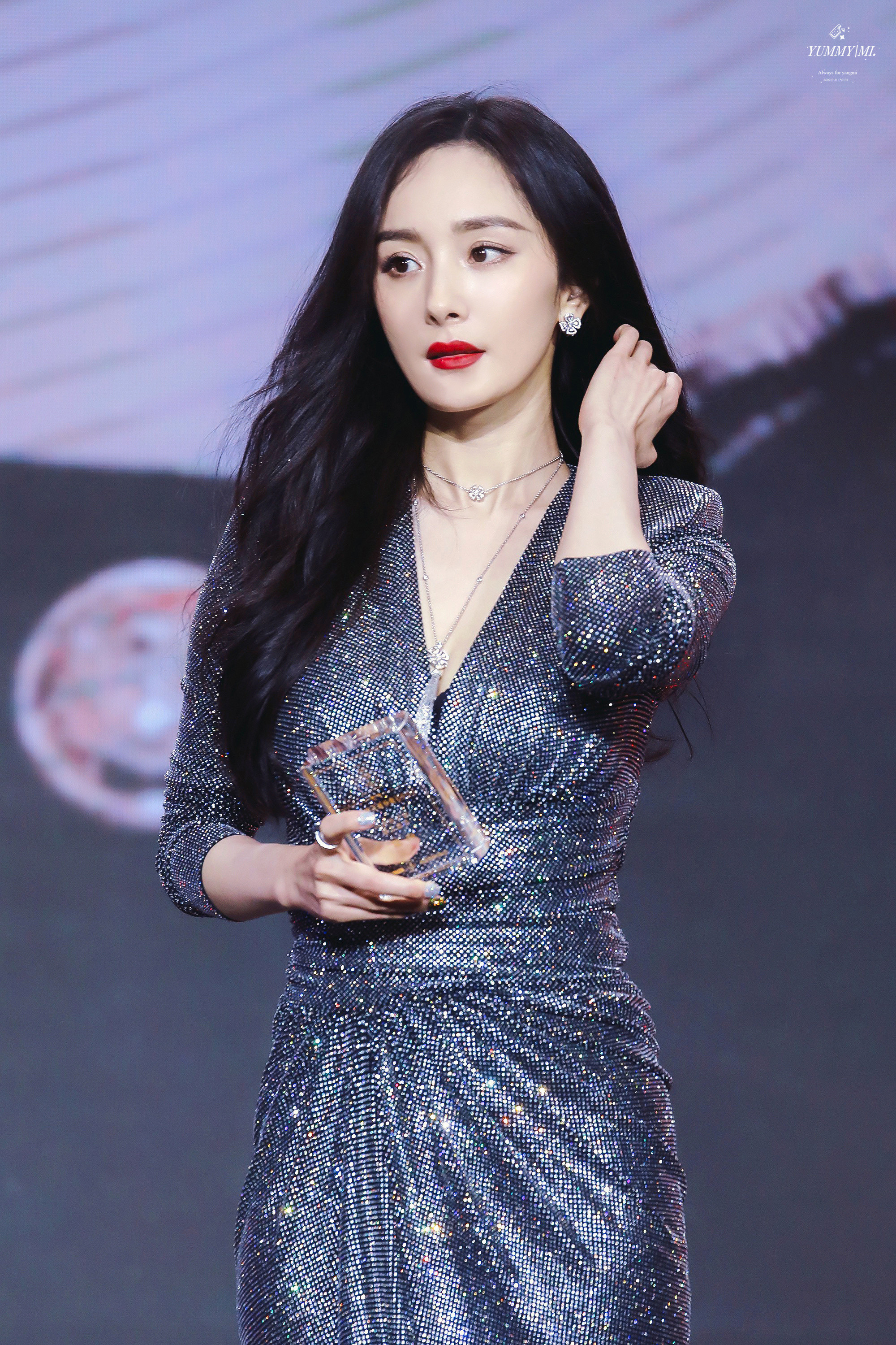 杨幂银光闪闪的礼服裙格外耀眼​​​