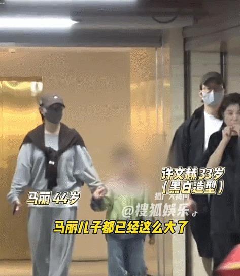 马丽一家三口出门被拍了，许文赫发现有人拍之后，那眼神是真没客气，直勾勾盯着，护家