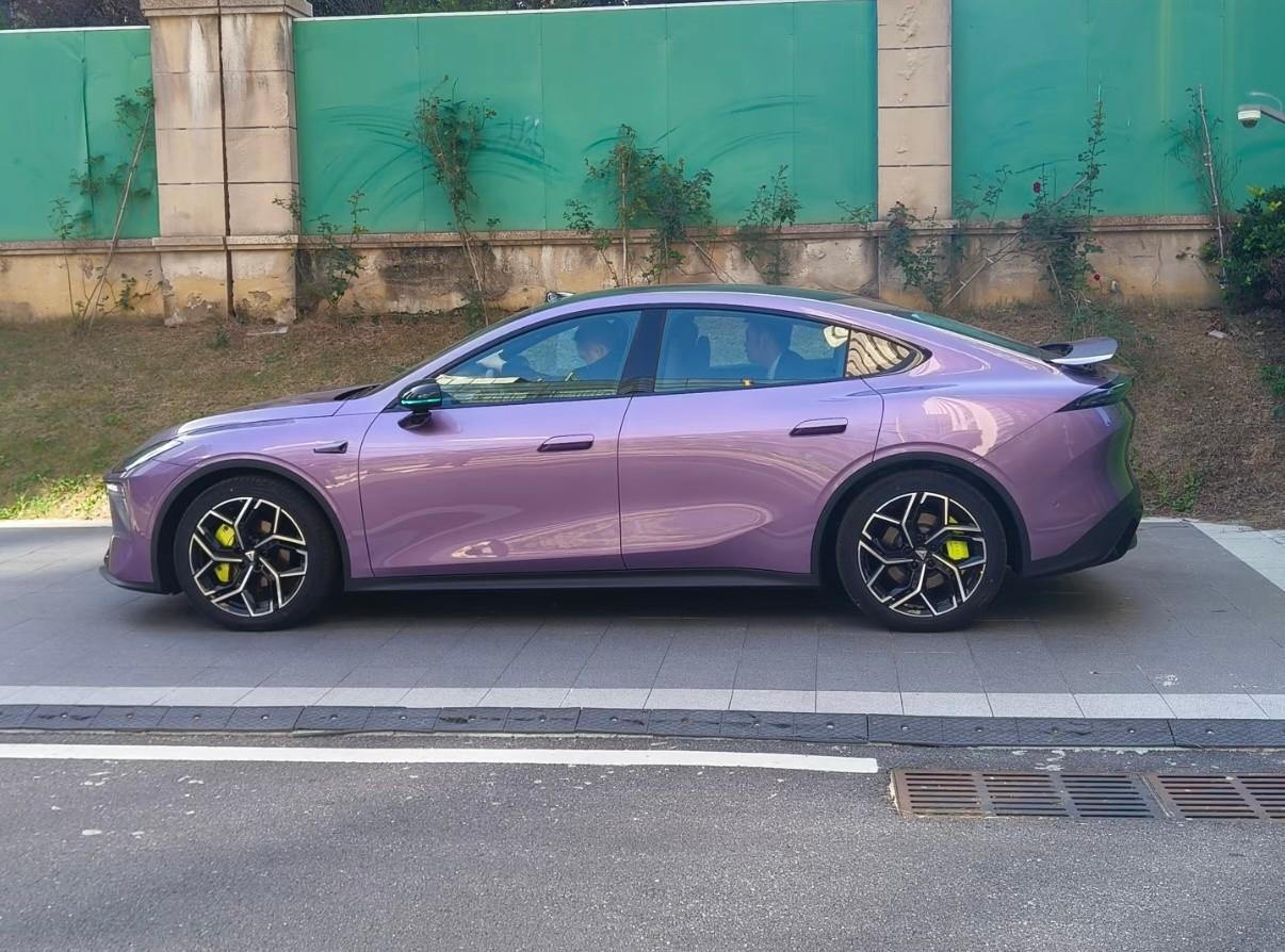 深蓝L06预售福利到底有多香？设计，分体式灯组，溜背线条流畅，无框车门+半隐藏门