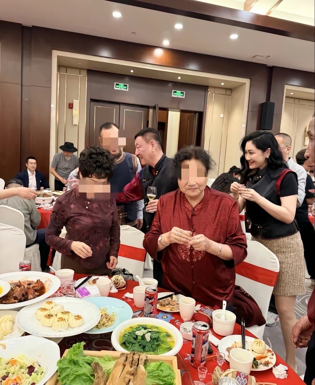韩磊回内蒙老家了，58岁的他带着老婆其其格参加亲友婚宴，私下非常的低调谦逊。​
