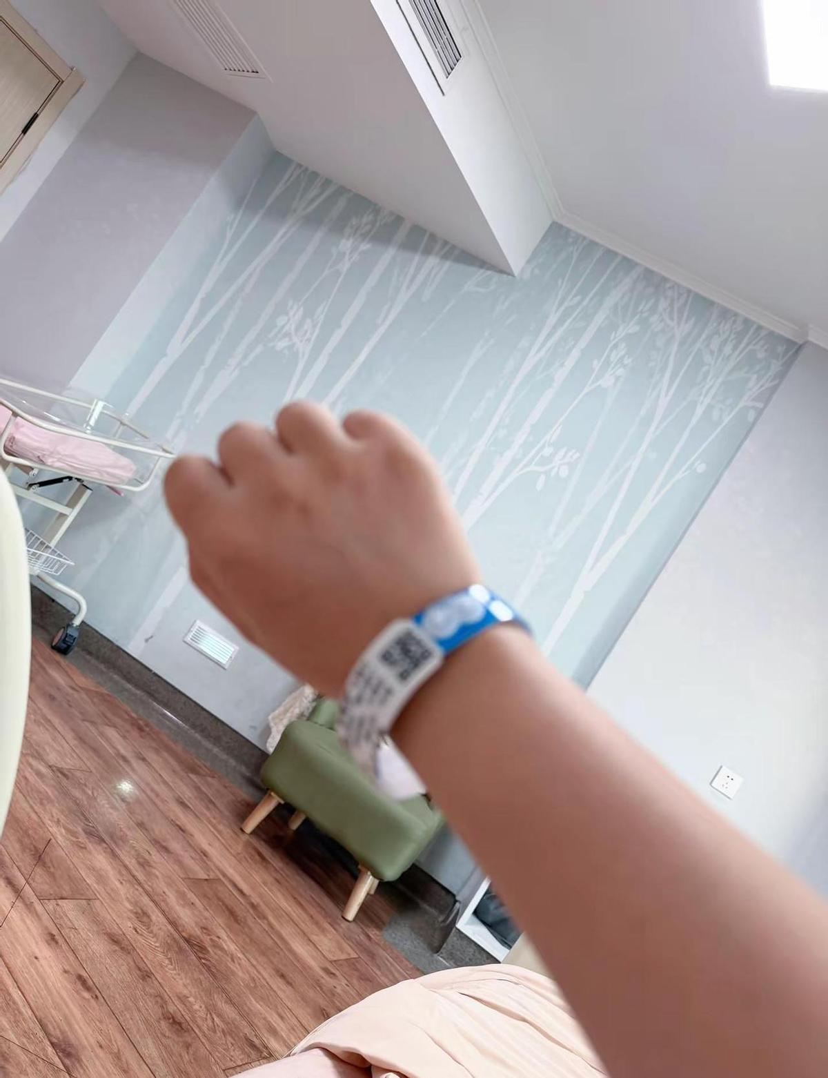 推开手术室门前，她低头拍了张手腕。这不是什么奢侈品，是医院最贵的手环——它意味