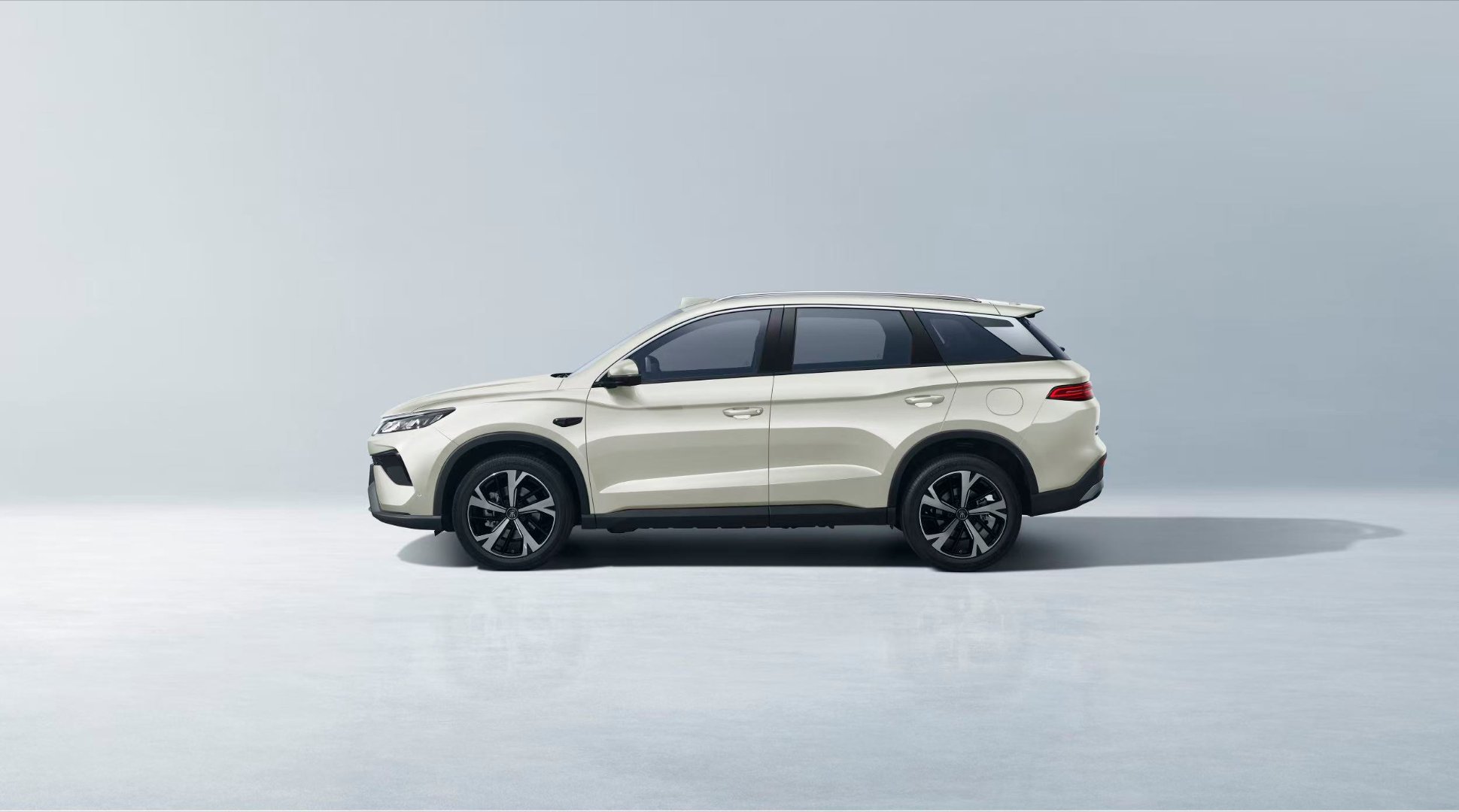 比亚迪正式发布了宋ProDM-i飞驰版，共有四款车型，搭载了第五代DM技术。