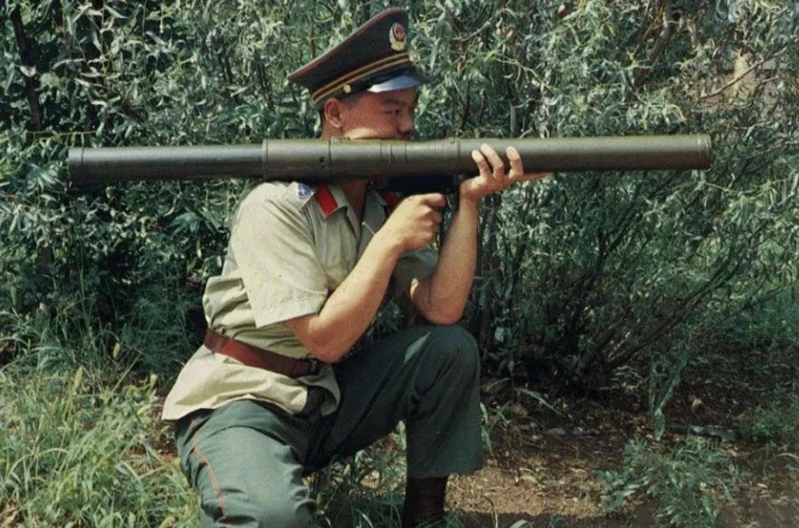 早期武警的重火力！图中武警身着83式武警制式服装，时间应为1983年至1988年