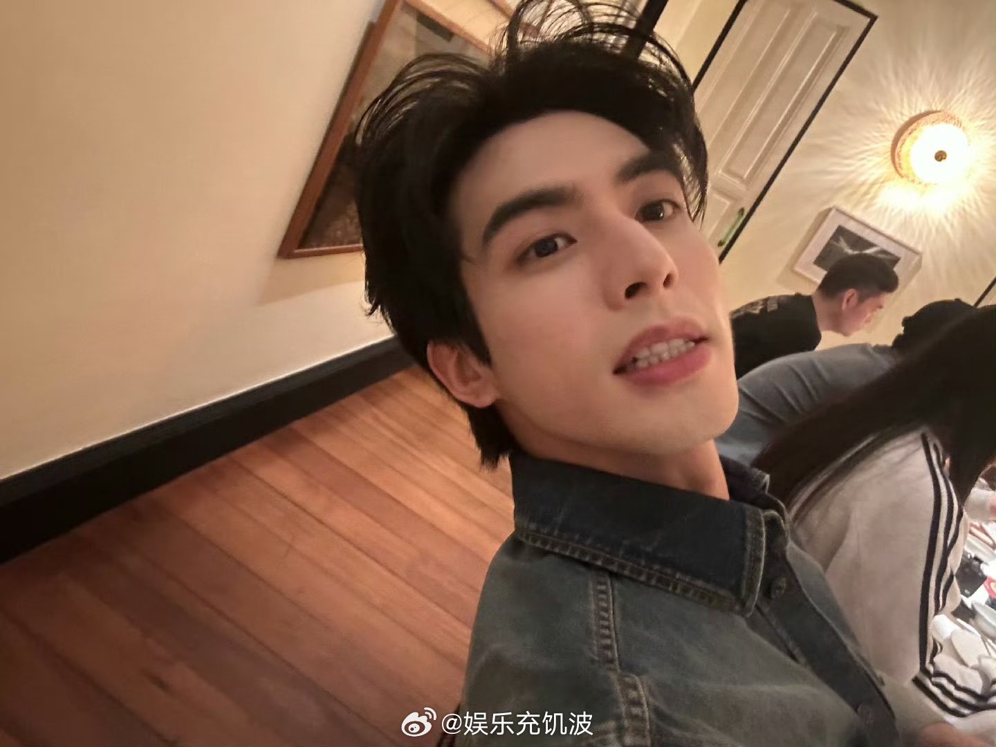 宋威龙别碰我行嘛宋威龙说别碰我宋威龙回国机场被挤到没办法，小声表达别碰我，脾气