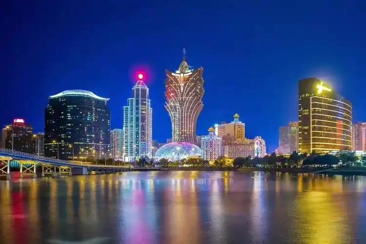 澳门之所以不闹腾，不闹独立，不闹分裂，不闹反共，连亲台亲美的杂音都少得可怜。最重
