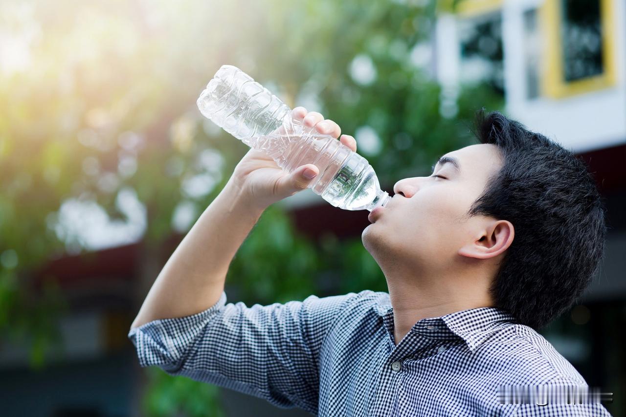 吉林四平，男子在外卖平台点了一箱12瓶的水，到手他咕咚咕咚连喝5瓶，却感觉越喝越