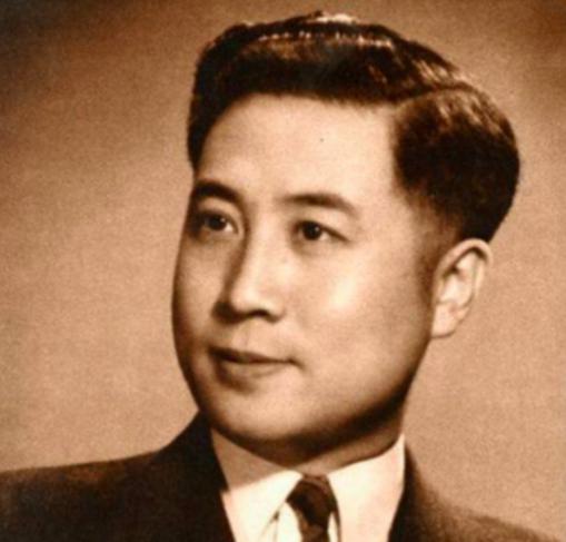 一位中共特务潜伏敌军晋升太快，官越做越大有点慌，于是请示中央领导，但是中央领导却